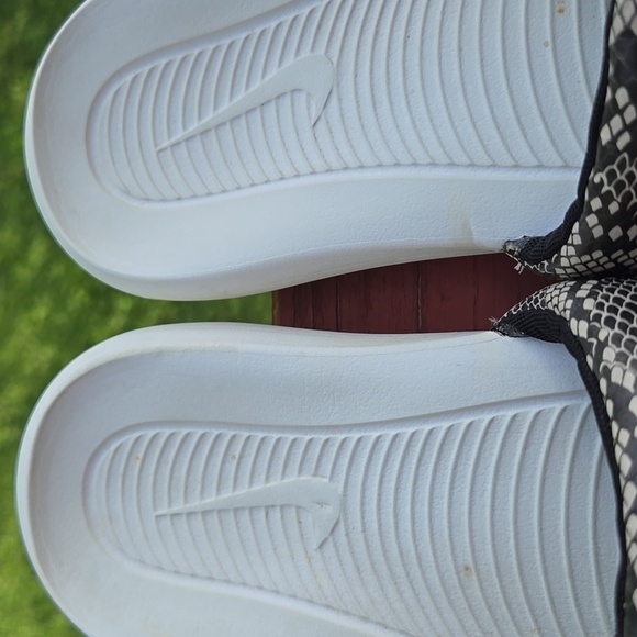 Nike Kids Slide Sandals - Black and White Snake Reptile Print - Picture 2 of 5